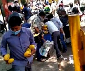 Delhi's crowd robs mangoes from a street vendor